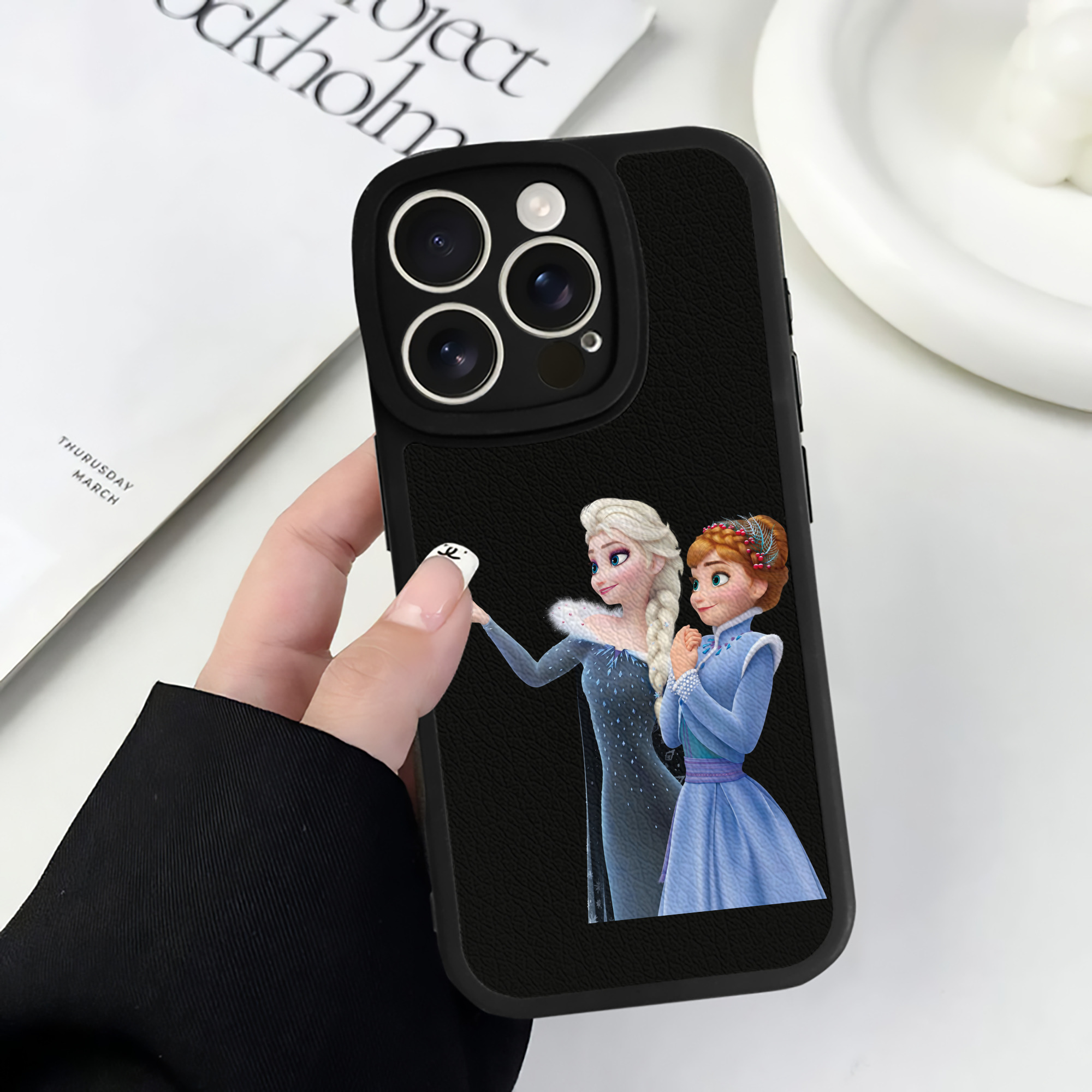 （画像用） アナと雪の女王 アンナ エルサ Frozen Anna Elsa 【iPhone 16シリーズ対応】シリコンスマホケース（レザー調） 材質：シリコン